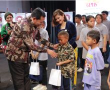 Luncurkan Gemas, Eks Panglima TNI Laksamana Yudo & Pembina FORMAS Hashim Serahkan Bantuan Kepada Anak Sekolah - JPNN.com