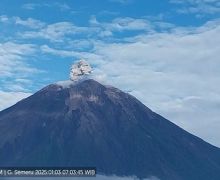 Gunung Semeru Erupsi Lagi, Tinggi Kolom Letusan 700 Meter - JPNN.com