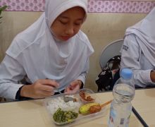 Dapat Cuan, Siswi SMP Palembang Dukung Makan Bergizi Gratis - JPNN.com