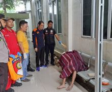 Pria di Palembang Meninggal dalam Posisi Duduk di Samping Puskesmas Padang - JPNN.com