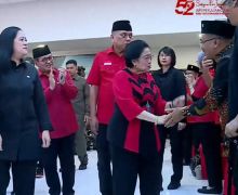 Masuk ke Ruangan Acara HUT PDIP, Megawati Langsung Menyalami Sosok Ini - JPNN.com