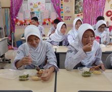 Prabowo Luncurkan Makan Bergizi Gratis, Pedagang Kantin Sekolah Menangis - JPNN.com