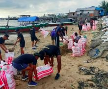 TNI AL dan Masyarakat Bergotong Royong Bangun Tanggul Penahan Abrasi Pantai di Nunukan - JPNN.com