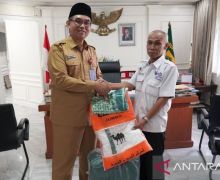 Puluhan Tahun Mengabdi Penuh Dedikasi, Guru SLB di Cibinong Dapat Hadiah Umrah dari Pemkab Bogor - JPNN.com