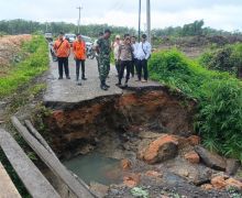 Jalan Penghubung di Babat Toman Putus Total Akibat Longsor - JPNN.com