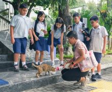 Terima Kunjungan Murid SD Mentari, Francine Widjojo Contohkan Traktir Kucing Jalanan - JPNN.com