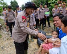 Momen Brigjen Jossy Jadi Pelipur Lara Warga Kampar di Tengah Bencana Banjir - JPNN.com