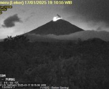 Gunung Semeru Erupsi pada Jumat Malam, Tinggi Kolom Letusan 400 Meter - JPNN.com