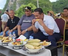 Lihat, Momen Mentan Amran Sulaiman Menikmati Jagung Bakar Bareng Masyarakat di Maros - JPNN.com