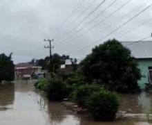 Banjir Rendam Puluhan Rumah di Riau Silip Bangka, Warga Diminta Tetap Waspada - JPNN.com