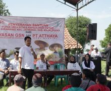 Yayasan GSN dan PT Atthaya Salurkan Bantuan Pupuk kepada Petani Majalengka - JPNN.com