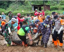 TNI AL Mengevakuasi 2 Orang Korban Terdampak Tanah Longsor di Pekalongan - JPNN.com