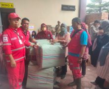 Ketum PMI Agung Laksono Berikan Bantuan kepada Korban Kebakaran di Kemayoran - JPNN.com