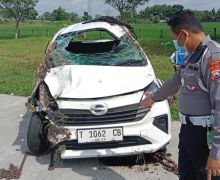 Pecah Ban, Sigra Tabrak Bus di Tol Ngawi-Solo, 2 Orang Tewas, 6 Luka-Luka - JPNN.com