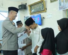 Peringati Isra Mikraj, Polres Inhu Santuni Anak Yatim - JPNN.com