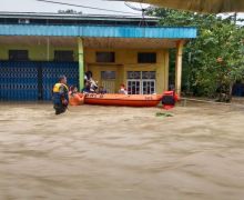 Sungai Sebalo Meluap, Ratusan Rumah Warga di Bengkayang Terendam Banjir - JPNN.com