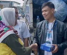 PAM Jaya Beri Bantuan Tandon Air Kepada Warga Pademangan yang Membutuhkan - JPNN.com