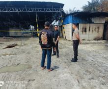 Gudang di Rumbai Pekanbaru Terbakar, Diduga Tempat Penyimpanan BBM Ilegal - JPNN.com