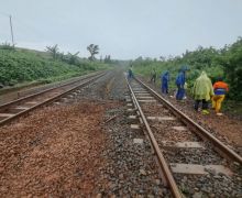 Daftar 6 Kereta Api yang Perjalanannya Terganggu Akibat Banjir di Batang - JPNN.com