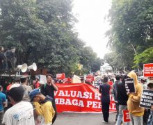 Kejari Bandung Dianggap Lalai Menangkap Terpidana Penipuan, Massa Demo Kejagung - JPNN.com