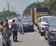 Geram, Warga Adang Mobil Pelat Merah BM 52 yang Lawan Arus Saat Macet di Lintas Pekanbaru-Siak - JPNN.com