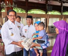 Nana Sudjana Salurkan Bantuan Penanganan Banjir Kudus Senilai Rp 382 Juta - JPNN.com