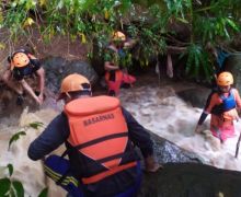 Seorang Anak Hilang Terseret Arus Sungai di Flotim, Tim SAR Lakukan Pencarian - JPNN.com