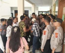 Keluarga Korban Kecewa, Sidang Vonis Pembunuhan di Sukabumi Berlangsung Ricuh - JPNN.com