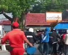 Oknum Pendekar Berpakaian Hitam Keroyok Pemuda Hingga Babak Belur di Jombang - JPNN.com