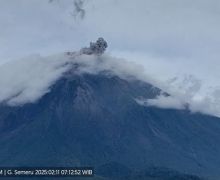 Masih Berstatus Waspada, Gunung Semeru Erupsi Lagi, Tinggi Letusan 700 Meter di Atas Puncak - JPNN.com