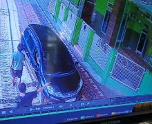 Pengendara di Palembang Ini Diduga Sengaja Melindas Sajadah, Aksinya Terekam CCTV, Viral - JPNN.com