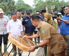 Kunker ke Wilayah Utara, Pj Gubernur Kaltim Tinjau Bendungan Marangkayu - JPNN.com