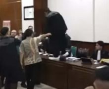 Sumpah Advokat Pengacara yang Naik Meja saat Sidang Kasus Horman Dibekukan - JPNN.com