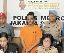 Jenguk Vadel di Polres Metro Jakarta Selatan, Umar Badjideh Bawa Cokelat dan Jajanan - JPNN.com