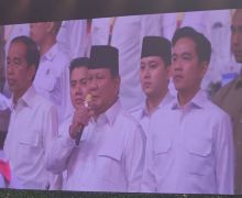 Cieee, Jokowi dan Gibran Kompak, Berdiri Mengapit Prabowo - JPNN.com