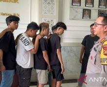 Sadis, 5 Pemuda Ini Tusuk Anggota Brimob, Korban Juga Dipukul - JPNN.com