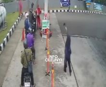 Heboh Mak-Mak Bawa Celurit Kejar Petugas SPBU di Cinunuk Bandung - JPNN.com