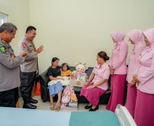 Kapolda Sumut & Ketua Bhayangkari Jenguk Bocah Korban Penganiayaan Asal Nias Selatan - JPNN.com