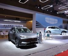 Sejumlah Pengunjung IIMS 2025 Jajal Geely EX5, Fitur Ini jadi Daya Tarik - JPNN.com