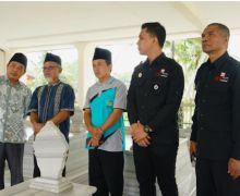 Yayasan Merah Putih Peduli Nyekar di Makam RM Margono Djojohadikusumo - JPNN.com