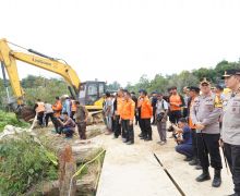 Irjen Iqbal Tempuh 3 Jam ke Lokasi Truk Tercebur di Sungai Segati, 9 Orang Masih Dicari - JPNN.com