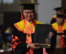 Wakil Ketua MPR Eddy Soeparno Raih Cum Laude dan Menjadi Wisudawan Terbaik FISIP UI - JPNN.com