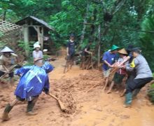 Diterjang Longsor, 1 Rumah Warga di Pacitan Rusak Parah - JPNN.com