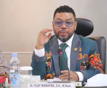 Senator Filep Wamafma: Pengurangan Dana Otsus Menghambat Pembangunan di Papua - JPNN.com