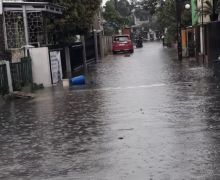 Hujan Badai di Kota Bandung, Banjir Disertai Pohon Tumbang - JPNN.com