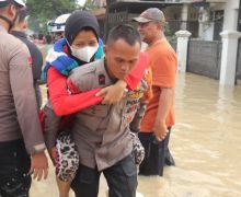 Ratusan Brimob Disebar ke Titik Banjir Jabodetabek, Evakuasi Anak-Lansia - JPNN.com