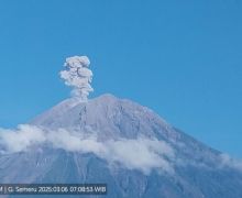 Gunung Semeru Erupsi, Tinggi Letusan Mencapai 1.100 Meter - JPNN.com