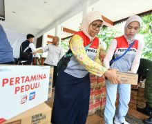 Sukarelawan Pertamina Peduli Bergerak Bantu Warga Terdampak Banjir di Bekasi - JPNN.com