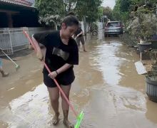 Rumah Keluarga Terendam Banjir, Ziva Magnolya Turun Tangan Membersihkan - JPNN.com