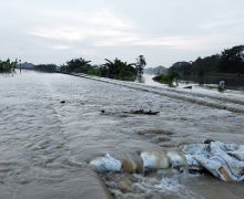 Banjir Merendam Rel, Kereta Semarang-Surabaya Lumpuh Total - JPNN.com